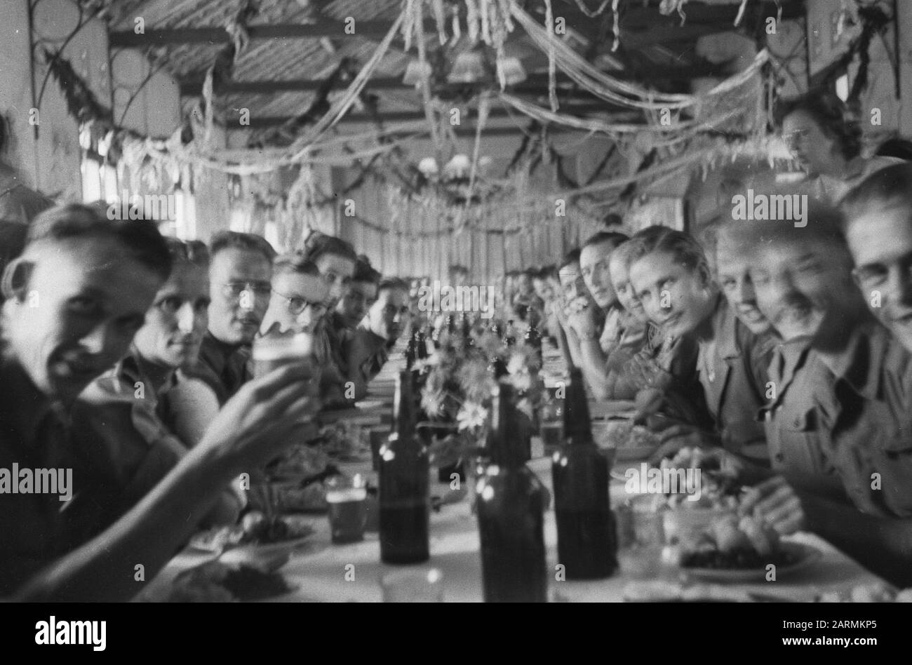 Zwei Jahre unter den Armen. Eine Urkunde, die General Dürst-Britt vorgelegt wurde. Sportwettkämpfe zu Bandoeng [Feier zum 2-Jährigen Jubiläum 7. Dezember Division. Festessen] Datum: 5. Mai 1948 Ort: Bandung, Indonesien, Niederländisch-Ostindien Stockfoto