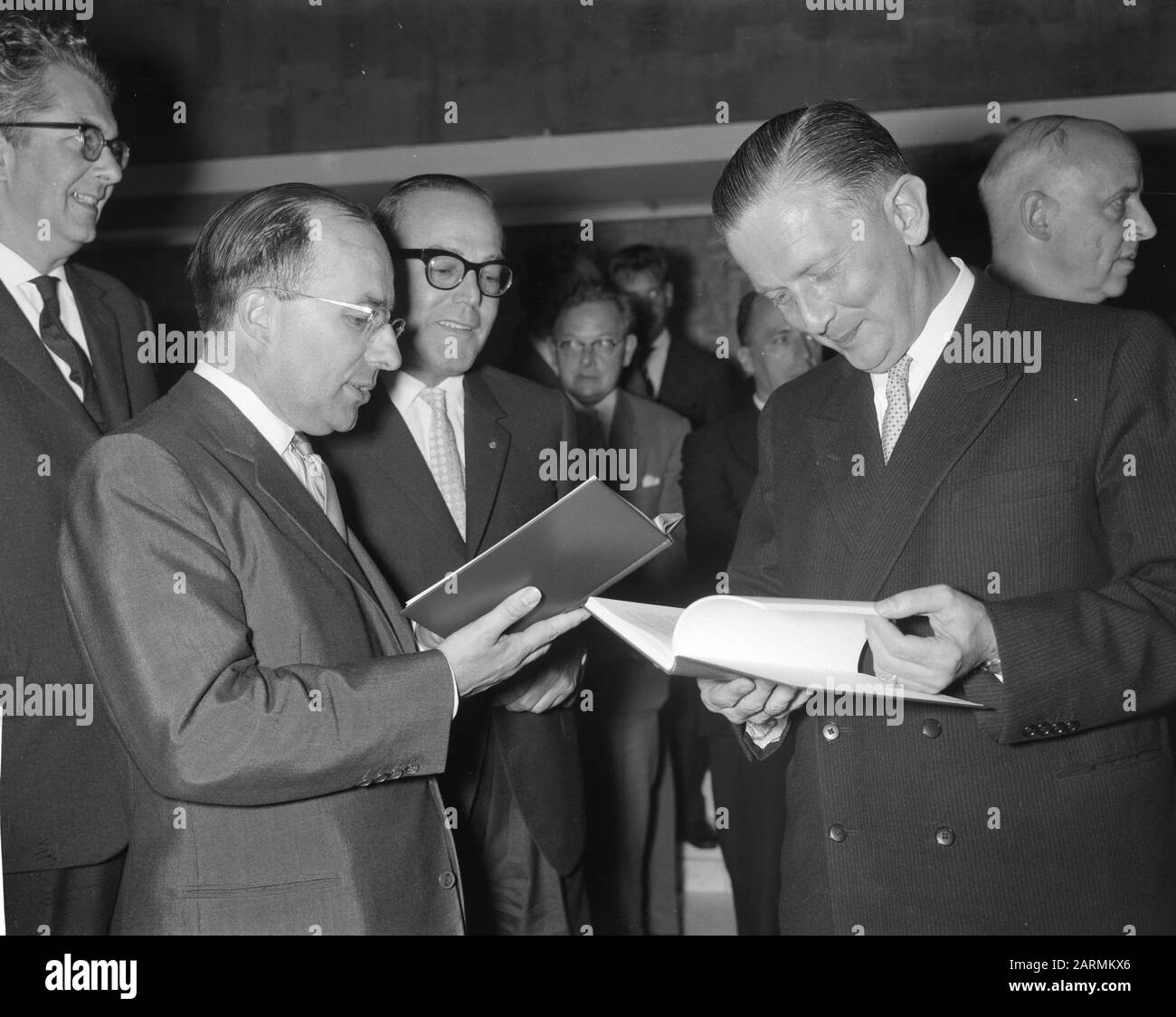 Memorial NTS zehnjähriges Jubiläum. Vorsitzender NTS Schuttenhelm präsentiert Gedenkbuch Datum: 2. Oktober 1961 Schlüsselwörter: Tagungen, Gedenkstätten, Gedenkstätten Name Der Einrichtung: NTS Stockfoto