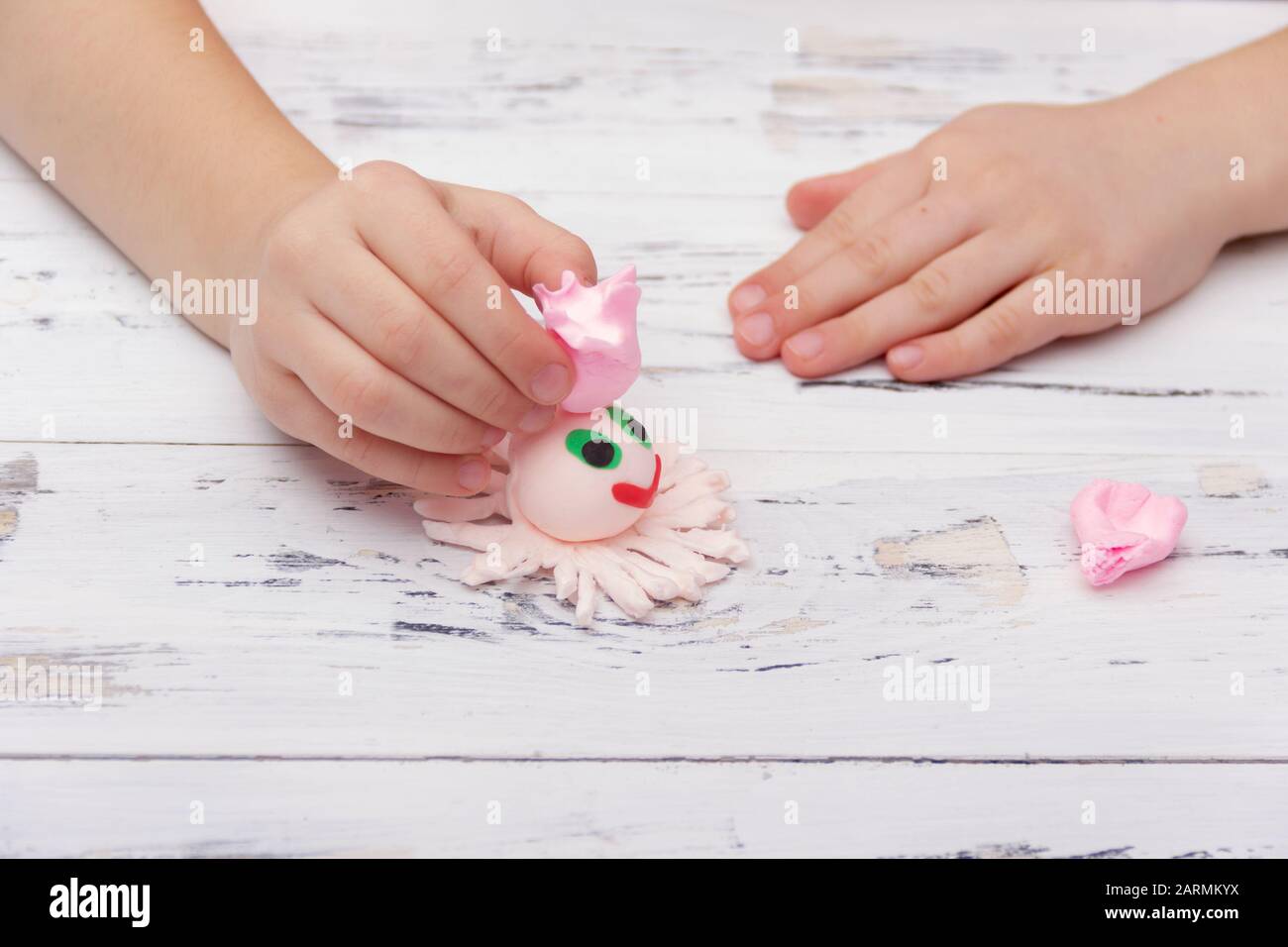 Kleines Mädchen sculpt Spielzeug aus Ton. Bildungskonzept. Stockfoto