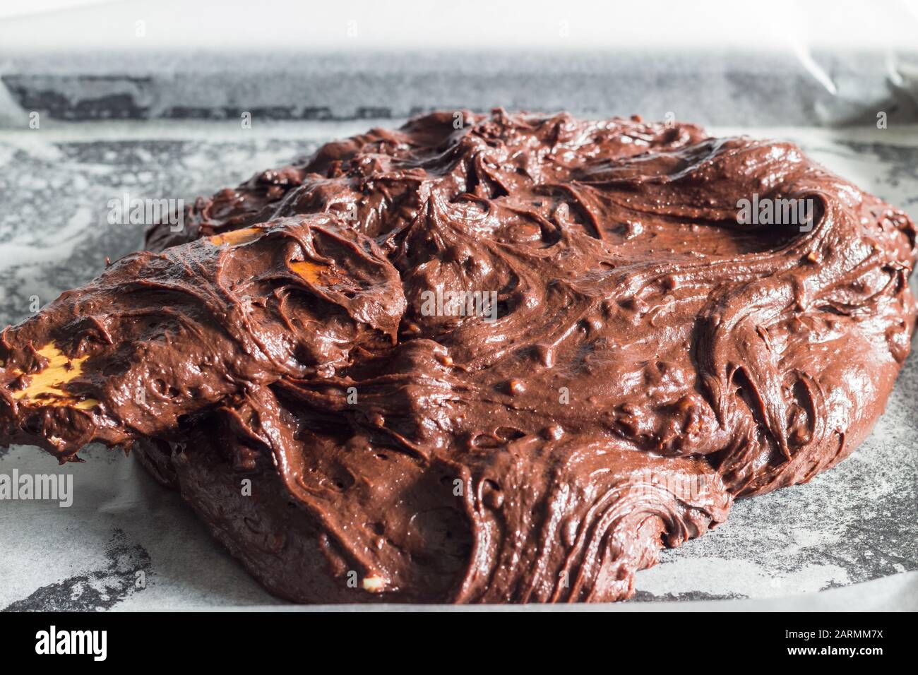 Schokoladen-Brownie-Teig wird in Backform zum Backen gefüllt - Nahaufnahme Foto mit Kopierraum Stockfoto