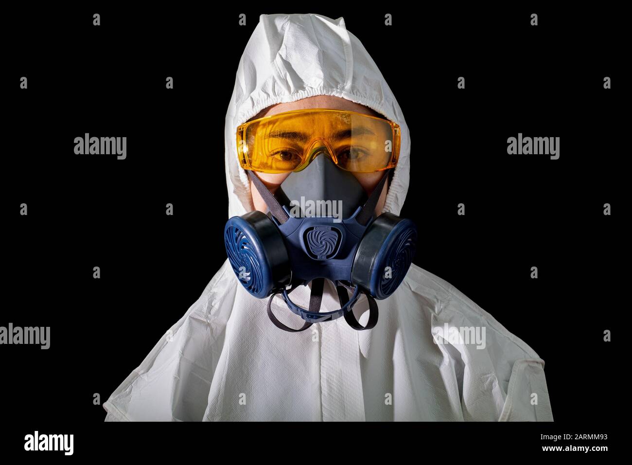 Frau in einer chemischen Schutzkleidung und Gasmaske mit Brille im weißen Hintergrund, Wissenschaftlerin im Schutzanzug, Sicherheitsvirus-Infektionskonz Stockfoto