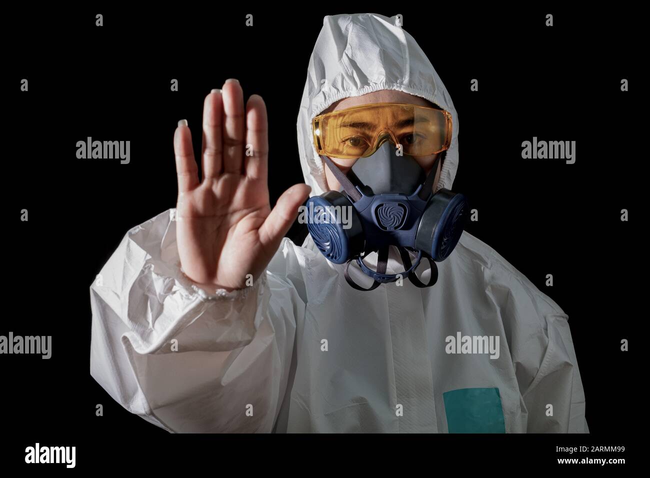 Frau in einer chemischen Schutzkleidung und Gasmaske mit Brille im weißen Hintergrund, Wissenschaftlerin im Schutzanzug, Sicherheitsvirus-Infektionskonz Stockfoto