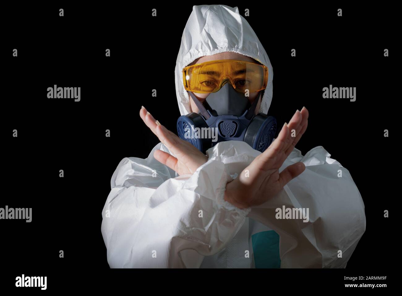 Frau in einer chemischen Schutzkleidung und Gasmaske mit Brille im weißen Hintergrund, Wissenschaftlerin im Schutzanzug, Sicherheitsvirus-Infektionskonz Stockfoto