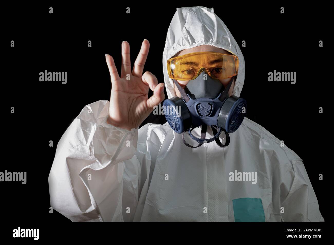 Frau in einer chemischen Schutzkleidung und Gasmaske mit Brille im weißen Hintergrund, Wissenschaftlerin im Schutzanzug, Sicherheitsvirus-Infektionskonz Stockfoto