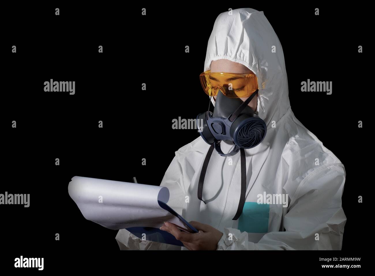 Frau in einer chemischen Schutzkleidung und Gasmaske mit Brille im weißen Hintergrund, Wissenschaftlerin im Schutzanzug, Sicherheitsvirus-Infektionskonz Stockfoto