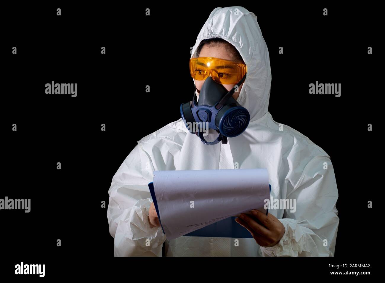 Frau in einer chemischen Schutzkleidung und Gasmaske mit Brille im weißen Hintergrund, Wissenschaftlerin im Schutzanzug, Sicherheitsvirus-Infektionskonz Stockfoto