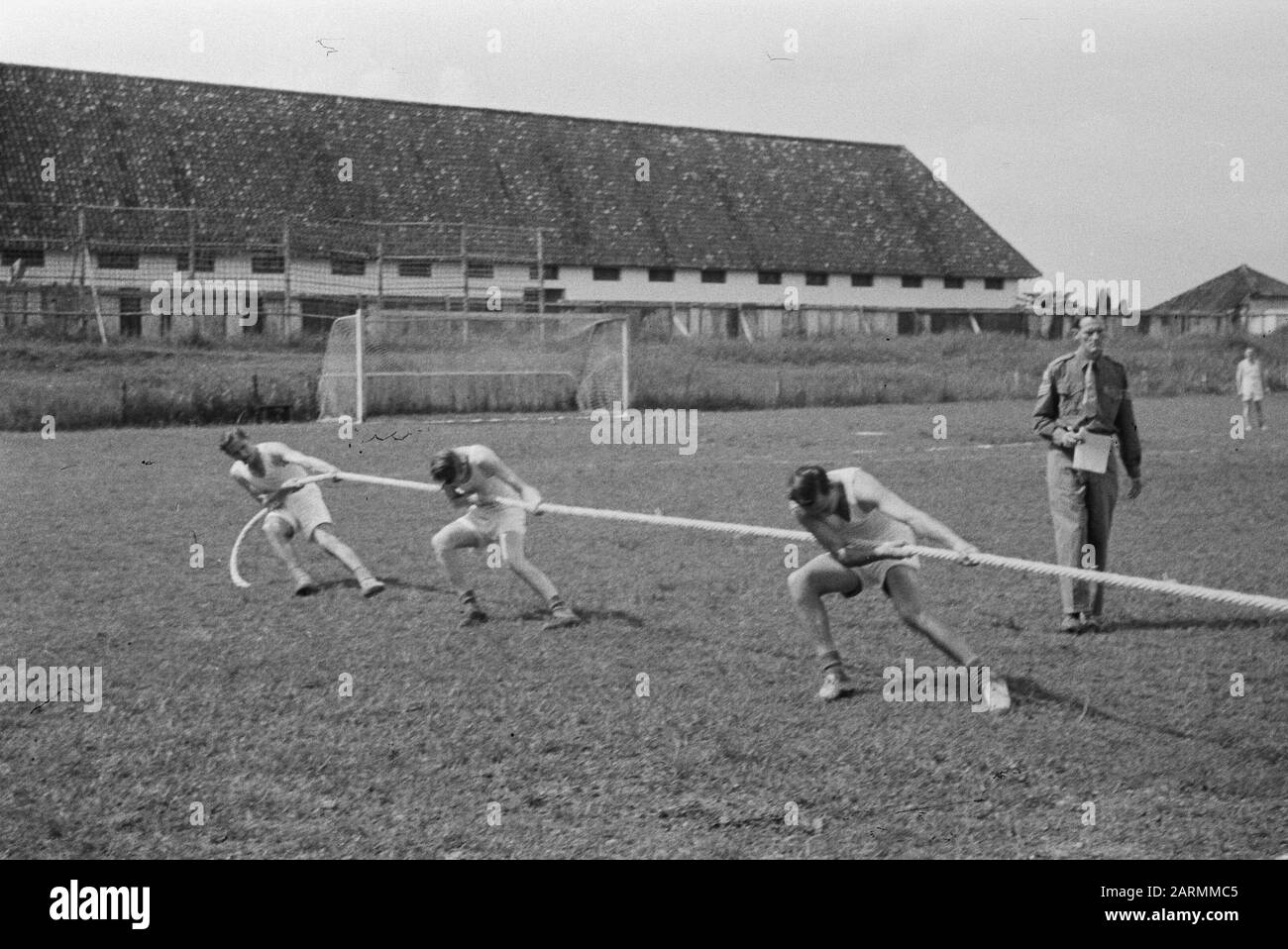 Zwei Jahre unter den Armen. Eine Urkunde, die General Dürst-Britt vorgelegt wurde. Sportwettkämpfe zu Bandoeng [Feier zum 2-Jährigen Jubiläum 7. Dezember Division. Draw of war] Datum: 5. Mai 1948 Ort: Bandung, Indonesien, Niederländisch-Ostindien Stockfoto