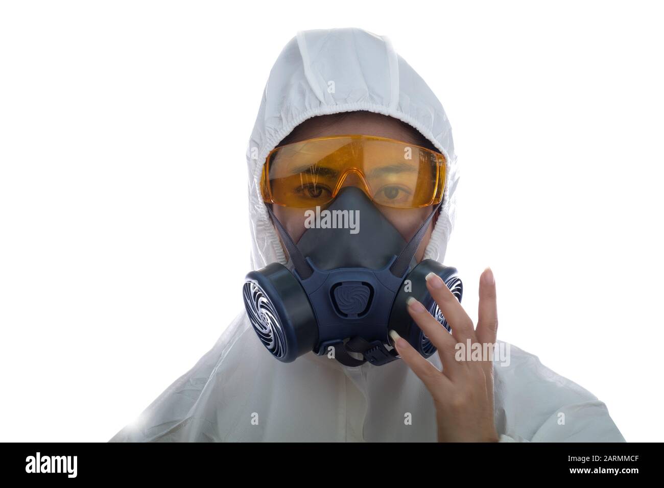 Frau in einer chemischen Schutzkleidung und Gasmaske mit Brille im weißen Hintergrund, Wissenschaftlerin im Schutzanzug, Sicherheitsvirus-Infektionskonz Stockfoto