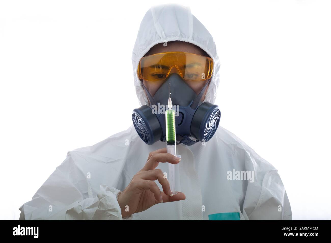Frau in einer chemischen Schutzkleidung und Gasmaske mit Brille im weißen Hintergrund, Wissenschaftlerin im Schutzanzug, Sicherheitsvirus-Infektionskonz Stockfoto