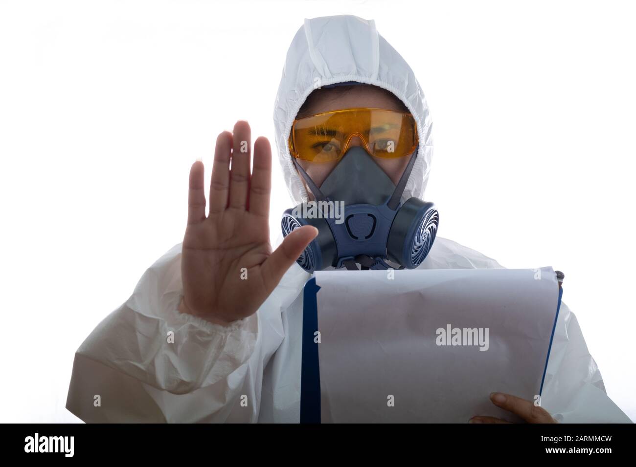 Frau in einer chemischen Schutzkleidung und Gasmaske mit Brille im weißen Hintergrund, Wissenschaftlerin im Schutzanzug, Sicherheitsvirus-Infektionskonz Stockfoto