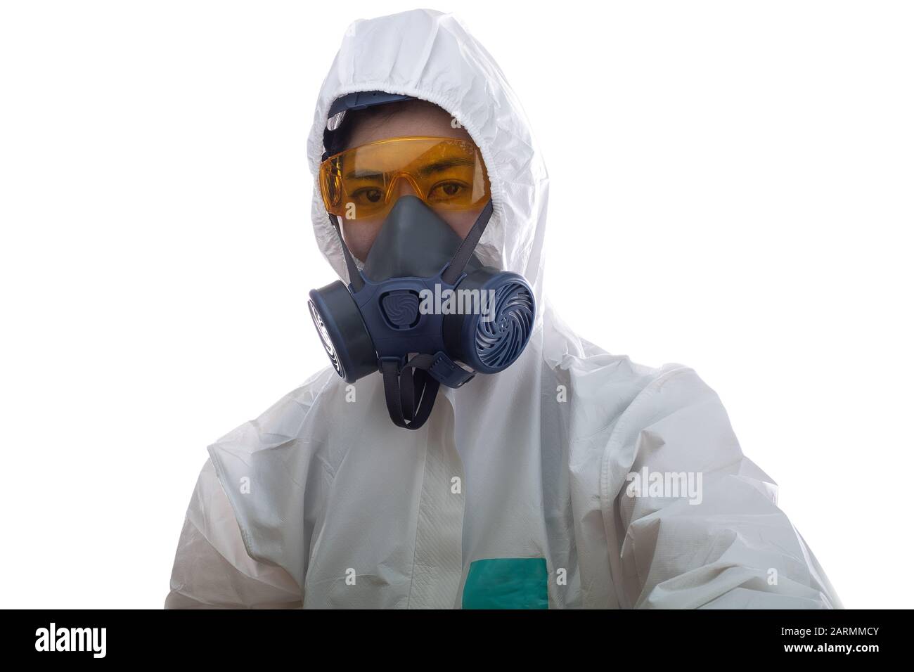 Frau in einer chemischen Schutzkleidung und Gasmaske mit Brille im weißen Hintergrund, Wissenschaftlerin im Schutzanzug, Sicherheitsvirus-Infektionskonz Stockfoto