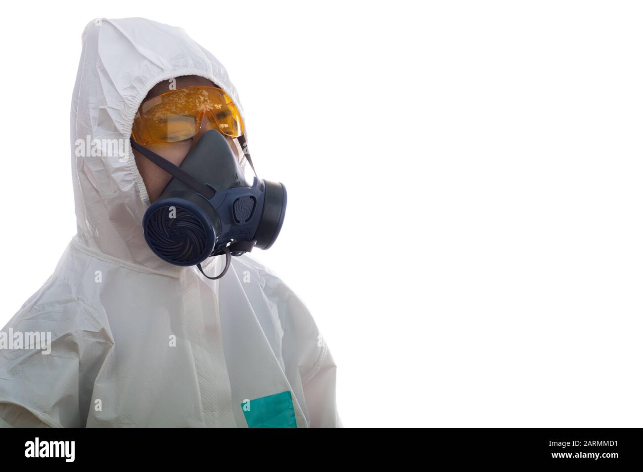 Frau in einer chemischen Schutzkleidung und Gasmaske mit Brille im weißen Hintergrund, Wissenschaftlerin im Schutzanzug, Sicherheitsvirus-Infektionskonz Stockfoto