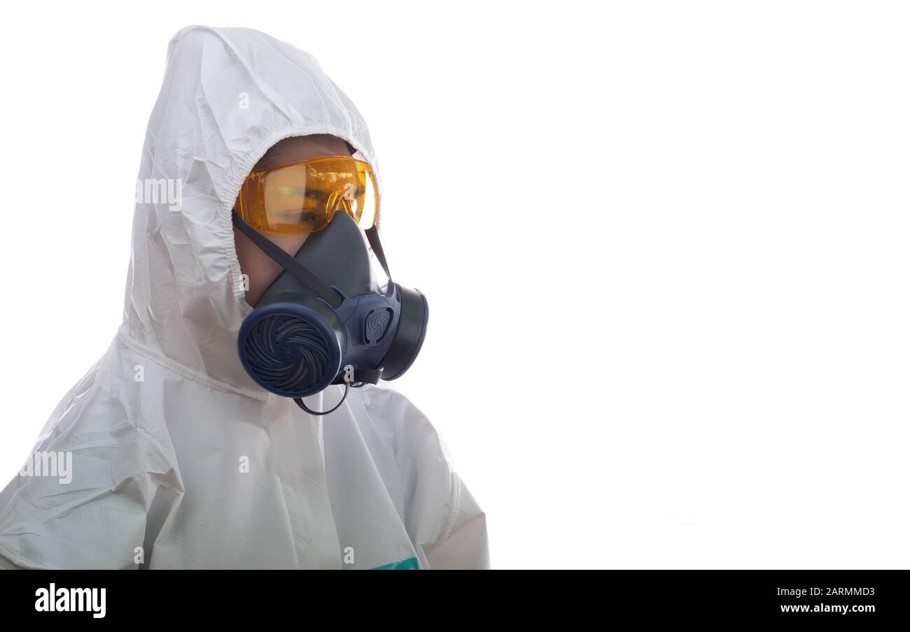 Frau in einer chemischen Schutzkleidung und Gasmaske mit Brille im weißen Hintergrund, Wissenschaftlerin im Schutzanzug, Sicherheitsvirus-Infektionskonz Stockfoto