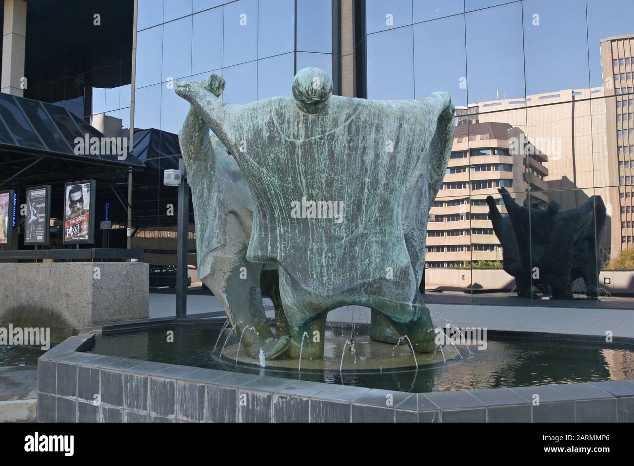 Statuen vor dem Joburg Theatre nannten Die Playmakers von Ernest Ullman, Braamfontein, Johannesburg, Gauteng, Südafrika. Stockfoto