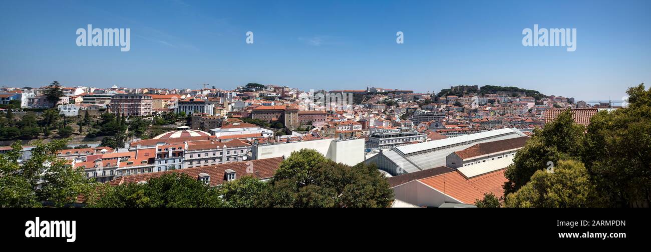 Panoramaaussicht vom Aussichtspunkt Sao Pedro de Alcantara in Lissabon, Portugal Stockfoto