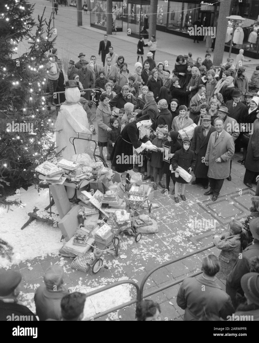 Weihnachtslieferung durch Rotterdamer an Spastikkinder. Weihnachtsmann erhält Geschenke Datum: 22. Dezember 1961 Schlüsselwörter: Weihnachtsmann, Kinder, Quittungen, Spastik Stockfoto