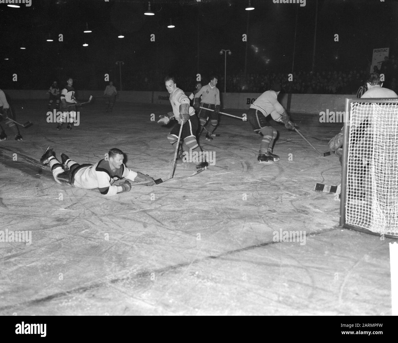 Eishockey-Spiel Die Kanadier gegen Glascow Flye in Amsterdam Datum: 4. Januar 1962 Ort: Amsterdam, Noord-Holland Schlüsselwörter: Eishockey, Wettbewerbe Stockfoto