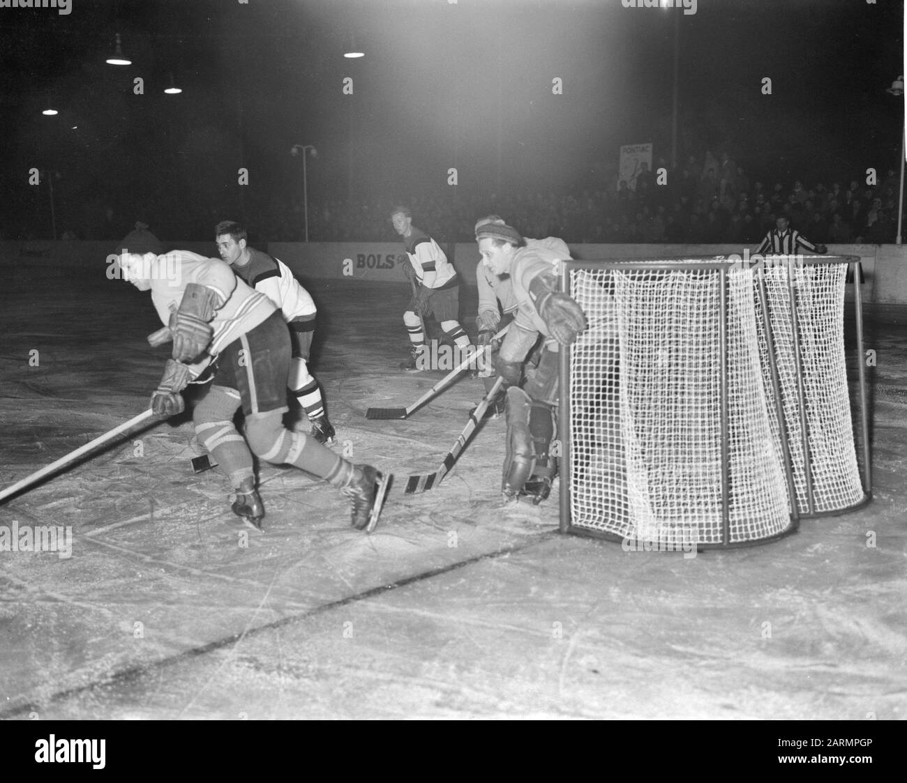 Eishockey-Spiel Die Kanadier gegen Glascow Flye in Amsterdam Datum: 4. Januar 1962 Ort: Amsterdam, Noord-Holland Schlüsselwörter: Eishockey, Wettbewerbe Stockfoto