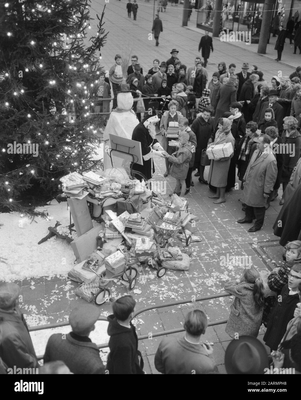 Weihnachtsausgabe von Rotterdam-Menschen an Spastische Kinder Datum: 22. Dezember 1961 Schlagwörter: Kinder, Spastici Stockfoto