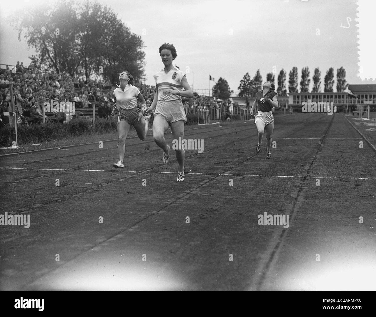 Internationaler Leichtathletik-Wettbewerb Pro Patria Rotterdam, 200 m Ladies Puck van Duyne-Brouwer Datum: 3. Juli 1955 Ort: Rotterdam, Zuid-Holland Schlagwörter: Leichtathletik, Name der Sportperson: Duyne-Brouwer, Puck van Stockfoto