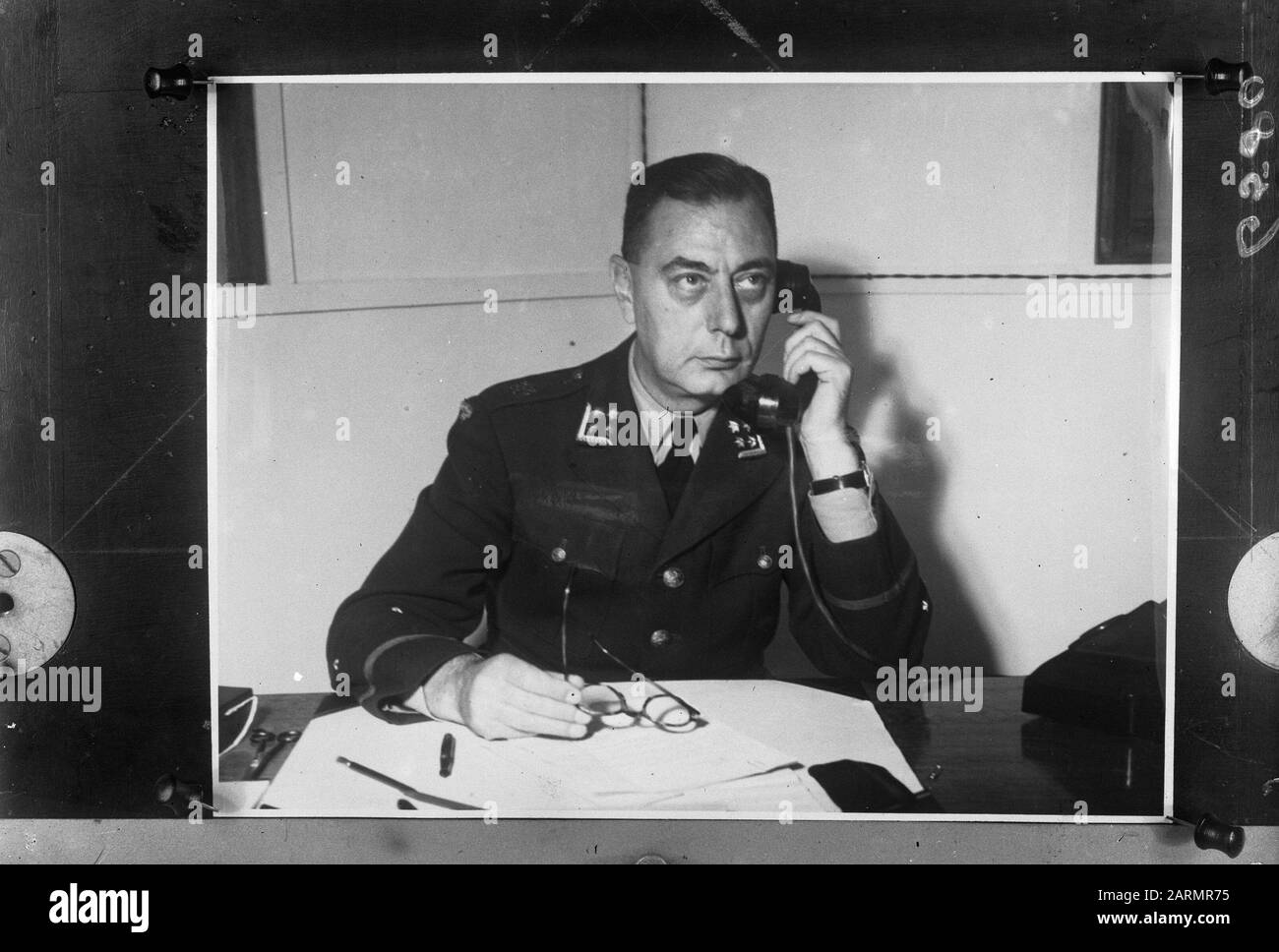 [Vier Sterne General on the Phone] Anmerkung: Repronegativdatum: 1945 Schlüsselwörter: Armee, Zweiter Weltkrieg Stockfoto