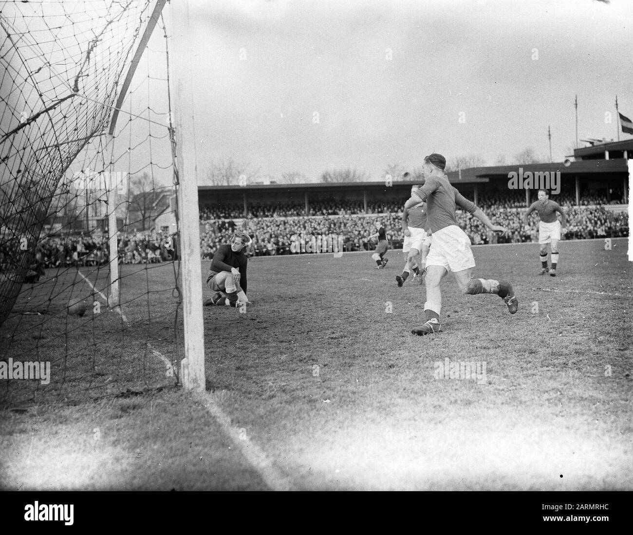 Fußball. 'T Gooi-Sturmvogels 1-0. Hämmer wird durch einen Schuss Los (1-0) übergeben Datum: 20. März 1949 Ort: Hilversum Schlagwörter: Sport, Fußball Stockfoto