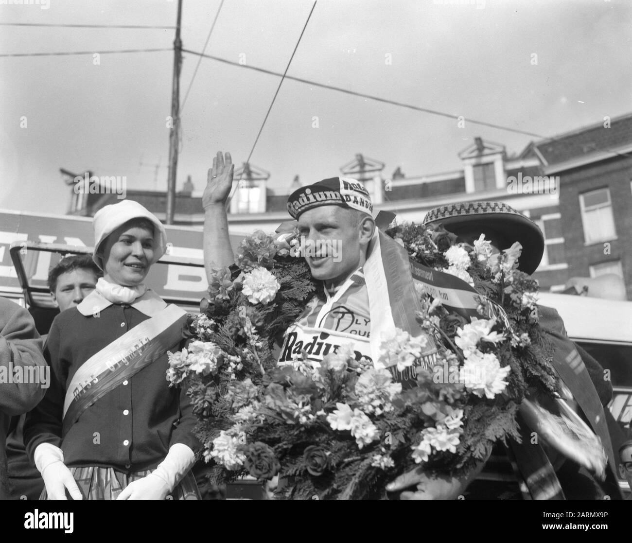 Beenden Olympiatour Henk Nijdam und Frau Datum: 31. Mai 1962 Schlagwörter: Frau, Ende, Kränze, Radfahrer persönlicher Name: Nijdam, Henk Institutionenname: Olympias Runde der Niederlande Stockfoto