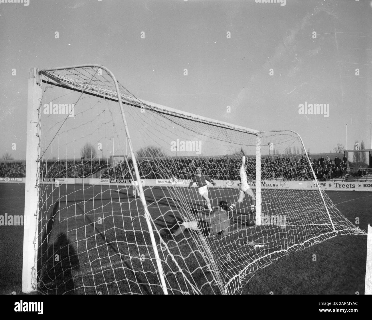 Willem II gegen Ajax 2-3, Spielmoment Datum: 2. Dezember 1962 Schlagwörter: Spielmomente, Sport, Name der Fußballeinrichtung: Willem II Stockfoto