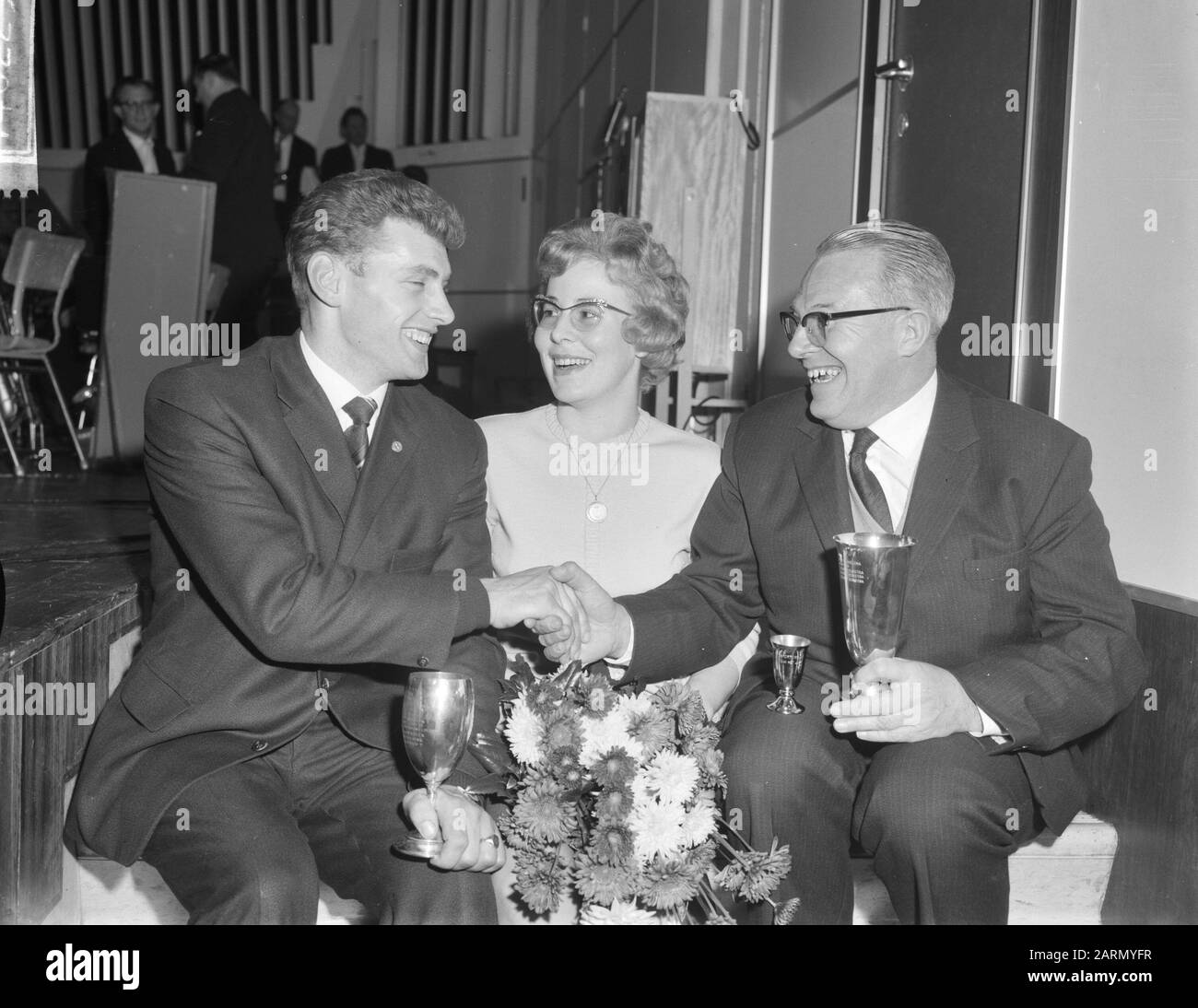 Sjoukje Dijkstra Sportlerin und Henk Nijdam Sportlerin des Jahres, v.l. Nijdam, seine Frau und Herr Dijkstra Datum: 18. Dezember 1962 Schlagwörter: Sportler, Sportswomen persönlicher Name: Dijkstra, Sjoukje, Nijdam, Henk Stockfoto