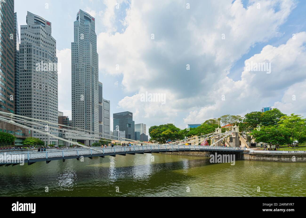 Singapur. Januar 2020. Die historische Cavenagh Bridge über den Singapore River Stockfoto
