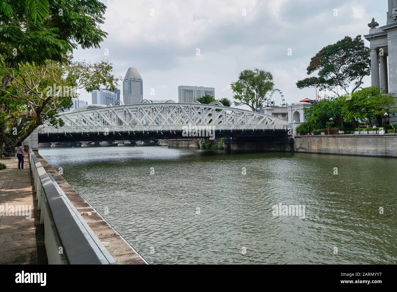 Singapur. Januar 2020. Blick auf die Anderson Bridge am Fluss Singapur Stockfoto