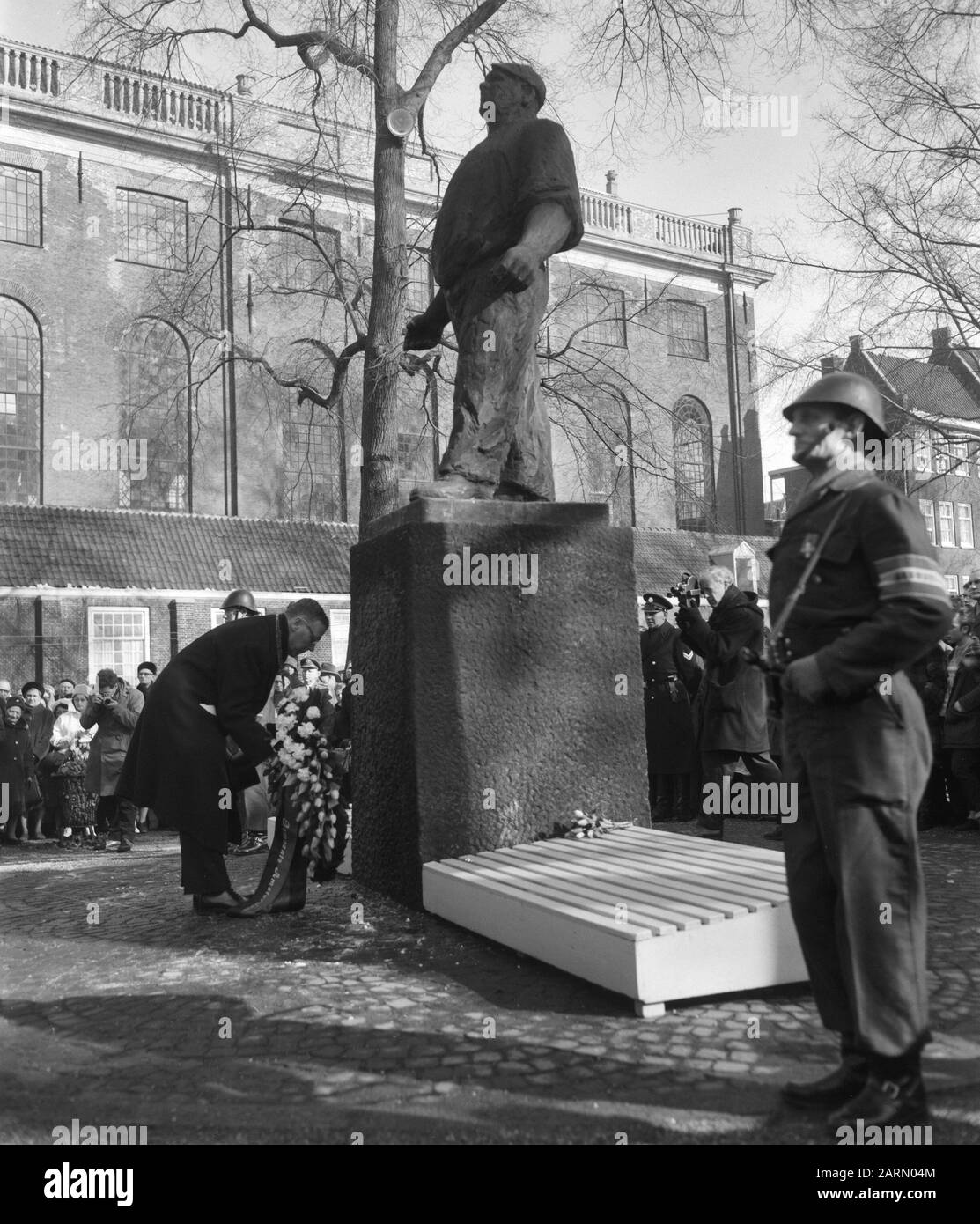 Gedenkstreik im Februar 1941 Bürgermeister legt Kranzgebeter Datum: 25. Februar 1963 Schlüsselwörter: Bürgermeister, Gedenkfeiern Stockfoto