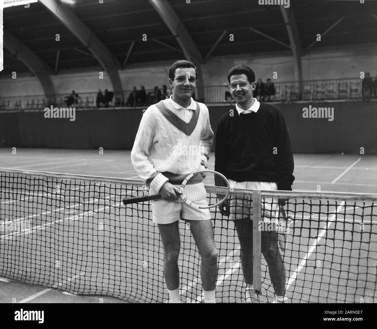 Indoortennis Niederlande gegen Belgien, links Okker (Niederlande) Rechts Jamar (Belgien) Datum: 31. März 1963 Standort: Belgien, Niederlande Schlüsselwörter: Tennispersonname: Jamar Stockfoto