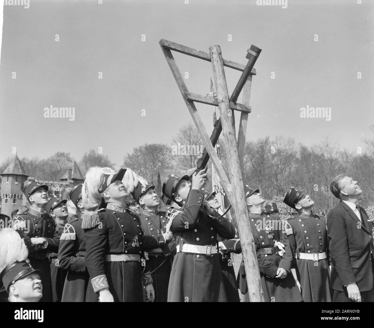 Haarzuilens. Schloss De Haar: Schützen feiern mit Vogelschießen. Ein Schütze legt bis heute: 27. april 1963 Ort: Haarzuilens, Utrechter (Provinz) Schlagwörter: Zünfte, Burgen, Uniformen, Volksfeste, Feuerwaffen, Wettbewerbe Institutsname: Today Show, The Stockfoto