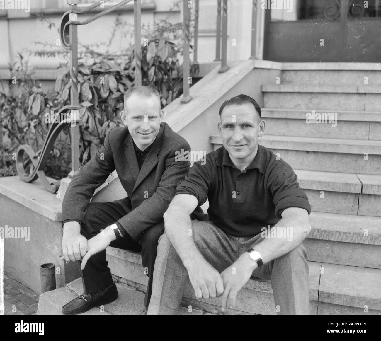 Erste Teilnehmer kommen in Helmond zur Tour durch die Niederlande, die Brüder Wim und Piet van EST Datum: 8. Mai 1963 Ort: Helmond Schlüsselwörter: WHIELRNERS, Teilnehmer Stockfoto