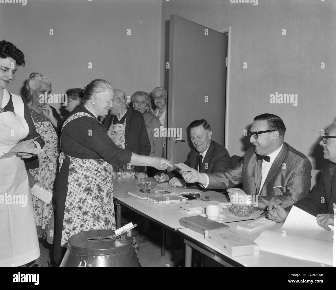 Stimmen. Die Oldies im städtischen Pflegeheim Roeterstraat bringen ihre Stimme ab Datum: 15. Mai 1963 Schlüsselwörter: Stimmen, Pflegeheime Stockfoto