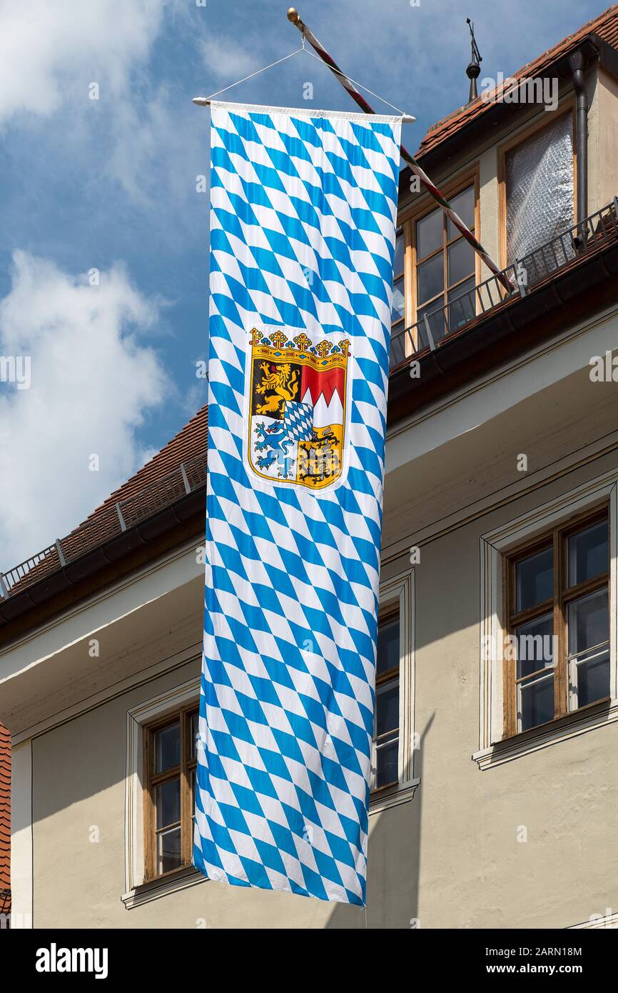 Landsberg am Lech, Deutschland - 19. Juli 2019; Fahne von Bayern Südstaat Deutschland an sonnigen hängen vor einem Haus Stockfoto