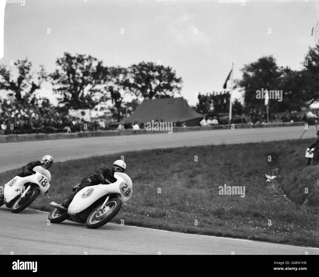 TT Assen 1963 TT nach Assen. Die 500cc-Klasse. Ausgabe 18 Roderwald, Nummer 28 Sevostianov (Russland) Datum: 29. Juni 1963 Ort: Axis Keywords: Motorräder, Motorsport, Renneinrichtung Name: TT Stockfoto