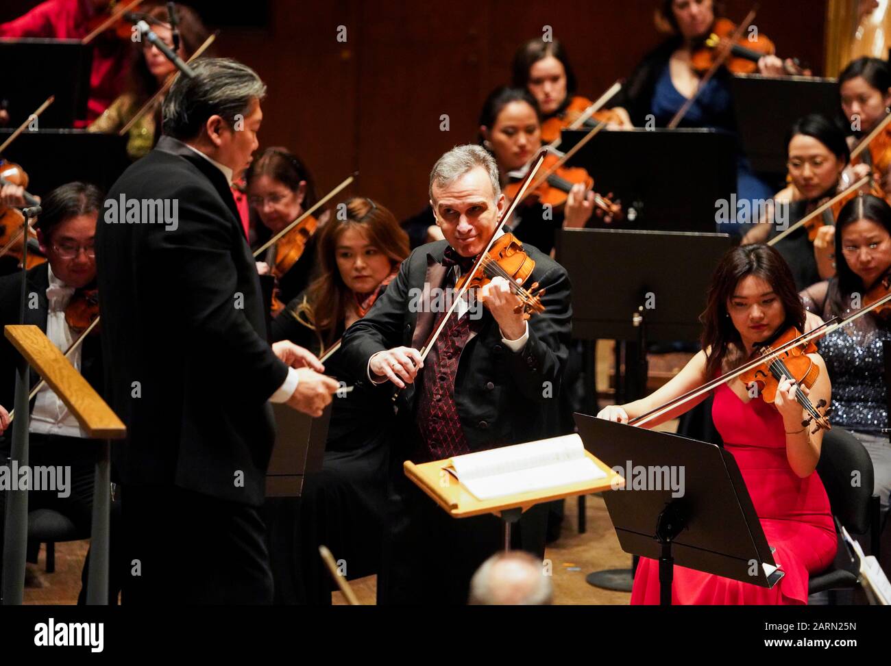 (200129) -- NEW YORK, 29. Januar 2020 (Xinhua) -- der amerikanische Geiger Gil Shaham (C) führt "The Butterfly Lovers" mit dem Orchester während eines Lunar New Year Concert der New Yorker Philharmoniker in New York, den Vereinigten Staaten, 28. Januar 2020 auf. Die New Yorker Philharmoniker präsentierten am Dienstagabend ihr neuntes jährliches Lunar New Year Concert mit gefeierten und aufstrebenden Künstlern, die im Jahr der Ratte klingeln sollen. Zu dem Programm gehörten berühmte Musikstücke aus Amerika und Asien, ein Violinenkonzert The Butterfly Lovers mit dem amerikanischen Geiger Gil Shaham als Solist und George Gershwin's Rhapsody in Bl Stockfoto