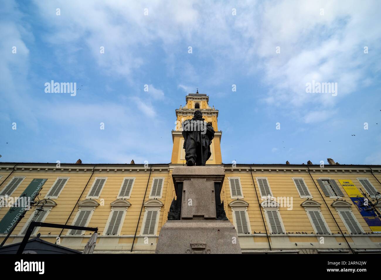 Fassade des Palazzo del Governatore im Parma, modernes Kunstzentrum im Zentrum von Parma, Emilia-Romagna, Italien mit einer Statue von Giuseppe Garibaldi Stockfoto