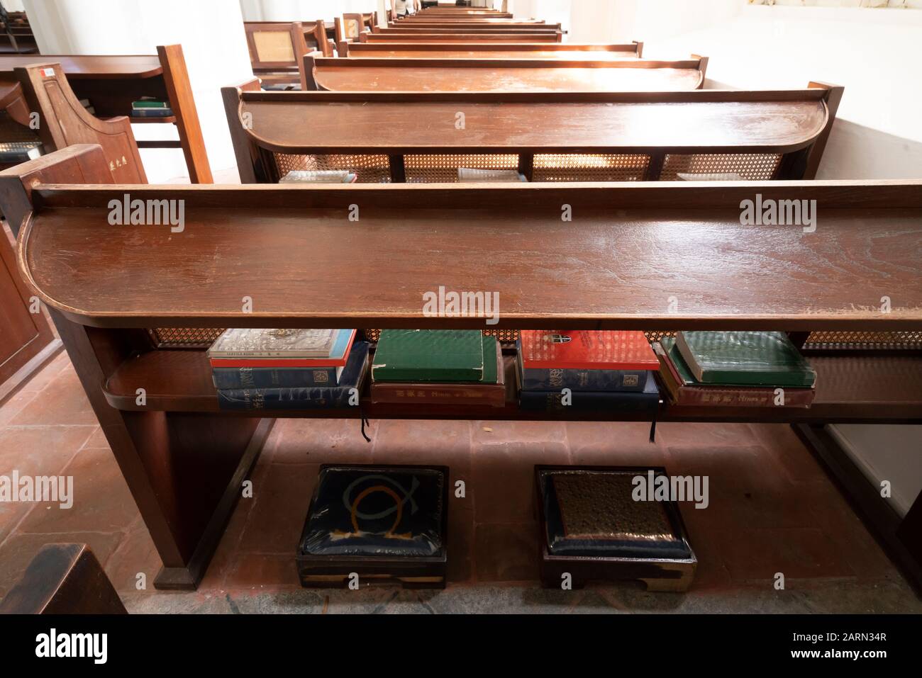 Singapur. Januar 2020. Die Bücher der Heiligen Schrift über die Kirchenbänke der anglikanischen St. Andrew's Cathedral Stockfoto