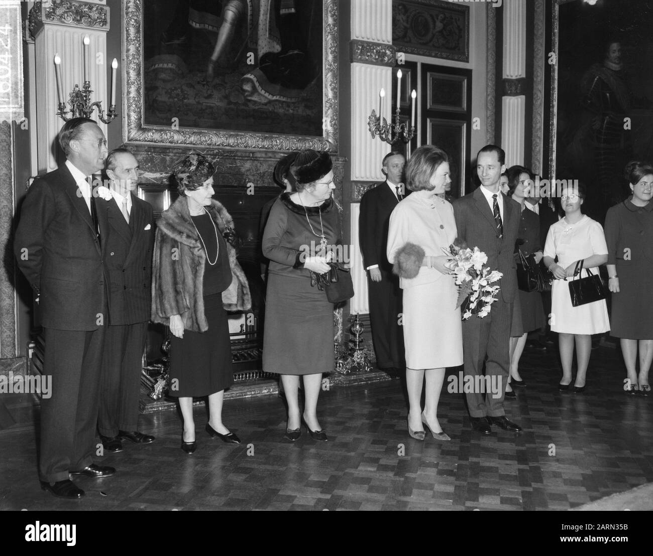 Engagement Prinzessin Irene und Prinz Carlos Hugo Das Verlobte Paar wird der niederländischen Regierung in der Trêveszaal vorgestellt; v. l.n.r Prinz Xavier, Prinzessin Magadalena, Königin Juliana, Prinzessin Irene, Prinz Carlos Hugo und Prinzessin Christina Datum: 11. Februar 1964 Ort: Den Haag, South Holland Schlüsselwörter: Queens, Princesses, Princesses, Engagements, Königshäuser persönlicher Name: Carlos Hugo de Bourbon-Parma (Prinz Spanien), Christina (Prinzessin Niederlande), Irene (Prinzessin Niederlande), Juliana (Königin Niederlande), Xavier de Bourbon-Parma (Fürst Spanien) Institutionenname: Trêveszaal Stockfoto