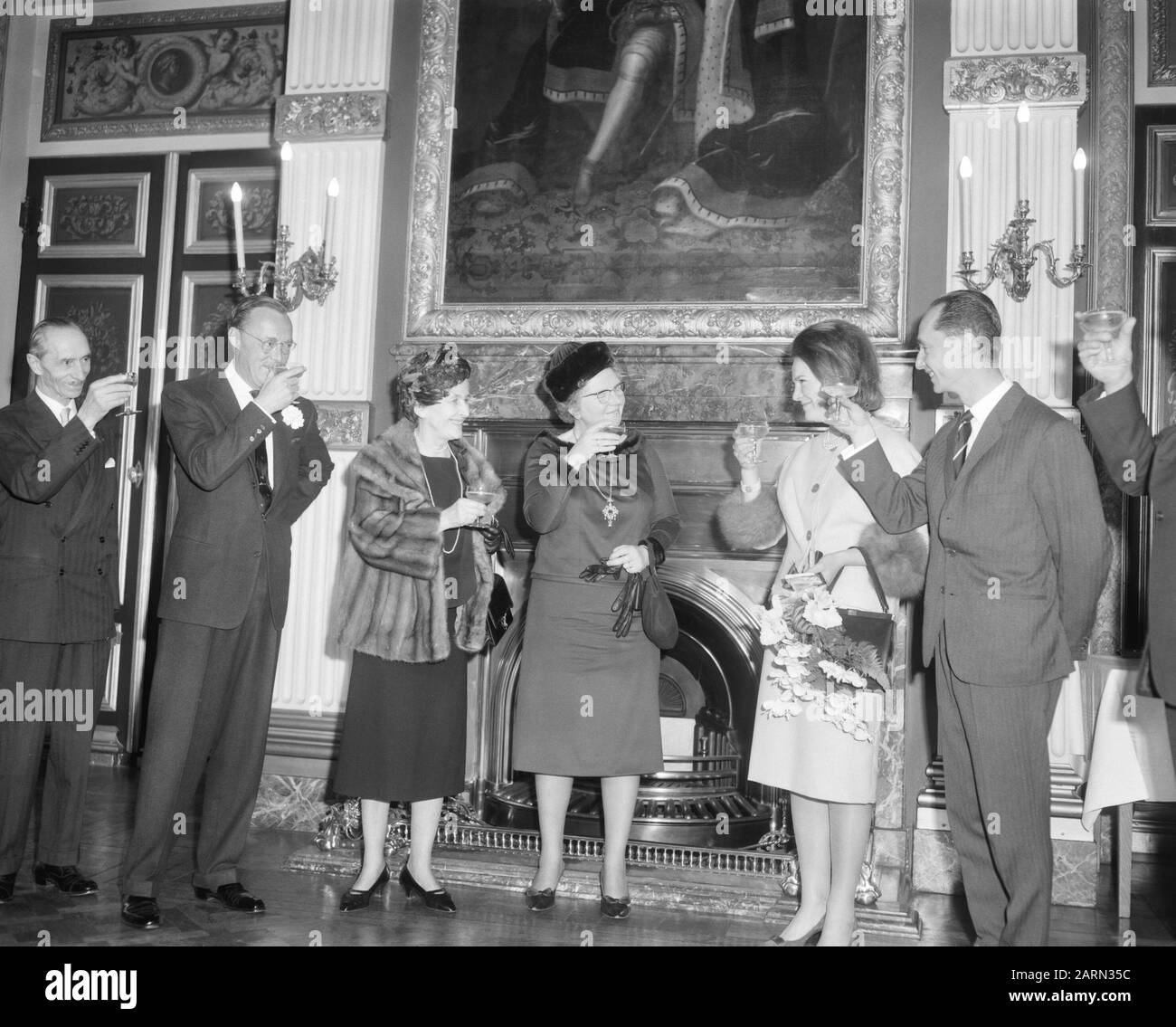 Engagement Prinzessin Irene und Prinz Carlos Hugo Während des Toasts mit der Regierung: V. l.n.r. Prinz Bernhard, Prinzessin Magdalena, Königin Juliana, Prinzessin Irene und Prinz Carlos Hugo Datum: 11. Februar 1964 Schlüsselwörter: Glas, Königinnen, Königinnen, Prinzessinnen, Prinzessinnen, Prinzessinnen, Engagements, Engagements persönlicher Name: Bernhard (Prinz Niederlande), Carlos Hugo de Bourbon Parma (Prinz Spanien), Irene (Prinzessin Niederlande), Juliana (Königin Niederlande), Magadalena de Bourbon Parma (Prinzessin Spanien) Stockfoto