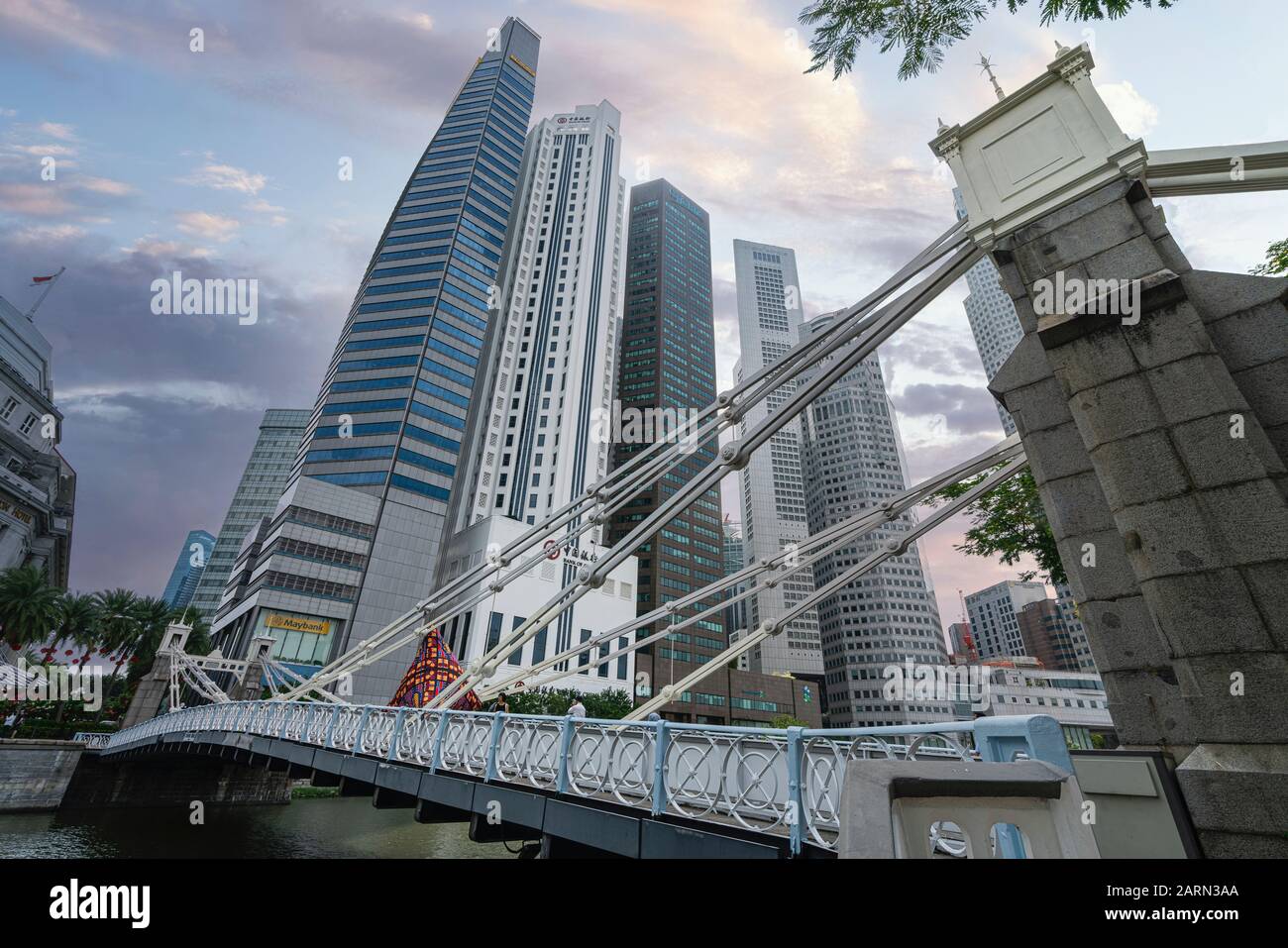 Singapur. Januar 2020. Die historische Cavenagh Bridge über den Singapore River Stockfoto