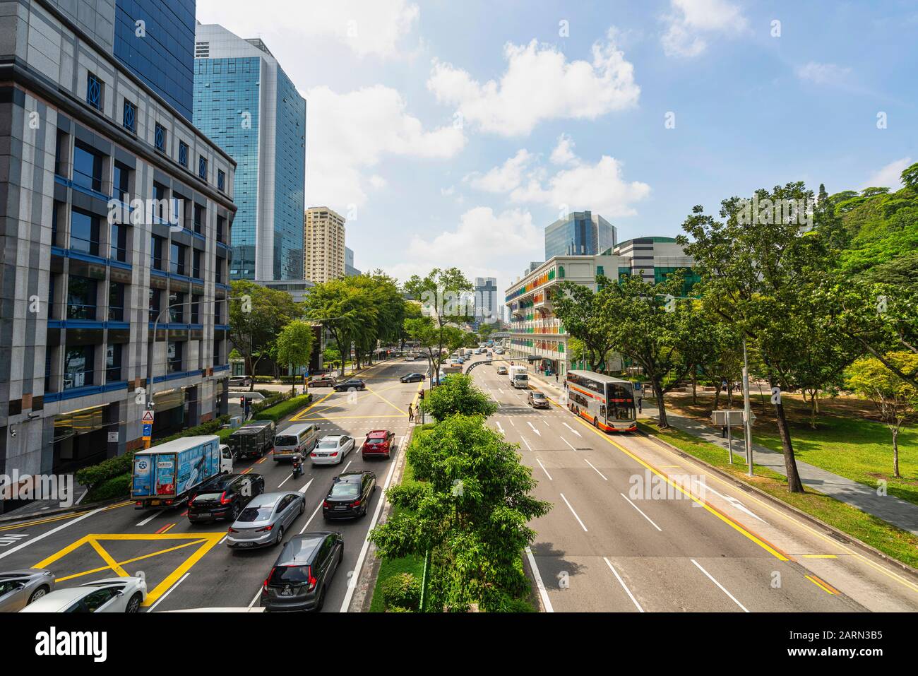 Singapur. Januar 2020. Der Verkehr auf der Straße in der Innenstadt Stockfoto