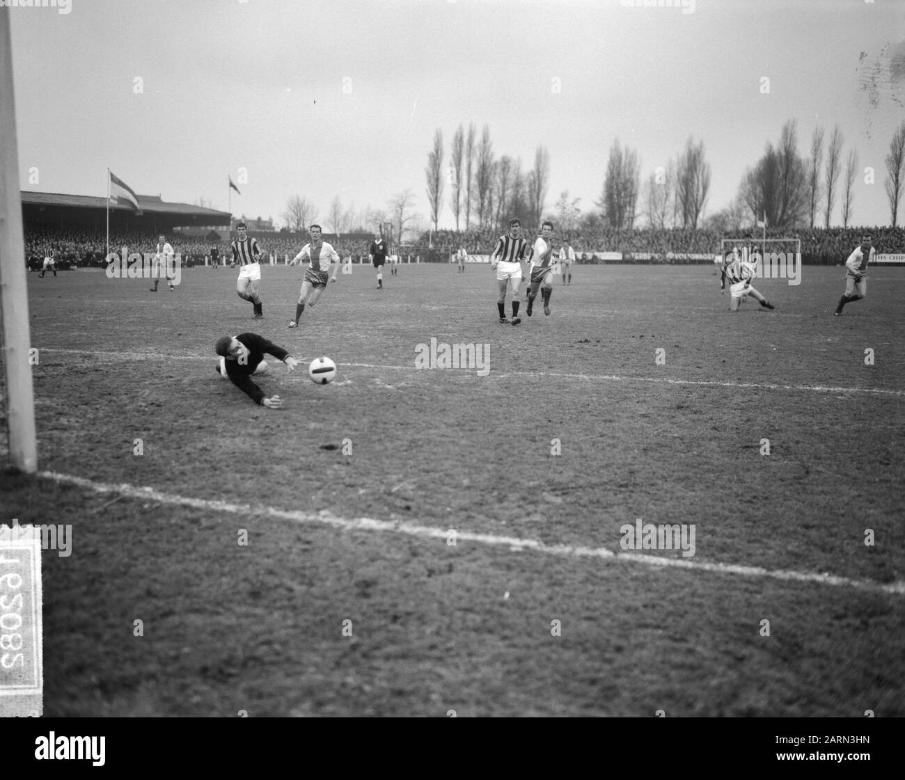 Elinkwijk versus Zelox 2-0, Game Moments Datum: 22. März 1964 Schlagwörter: Sport, Name der Fußballeinrichtung: Zelox Stockfoto