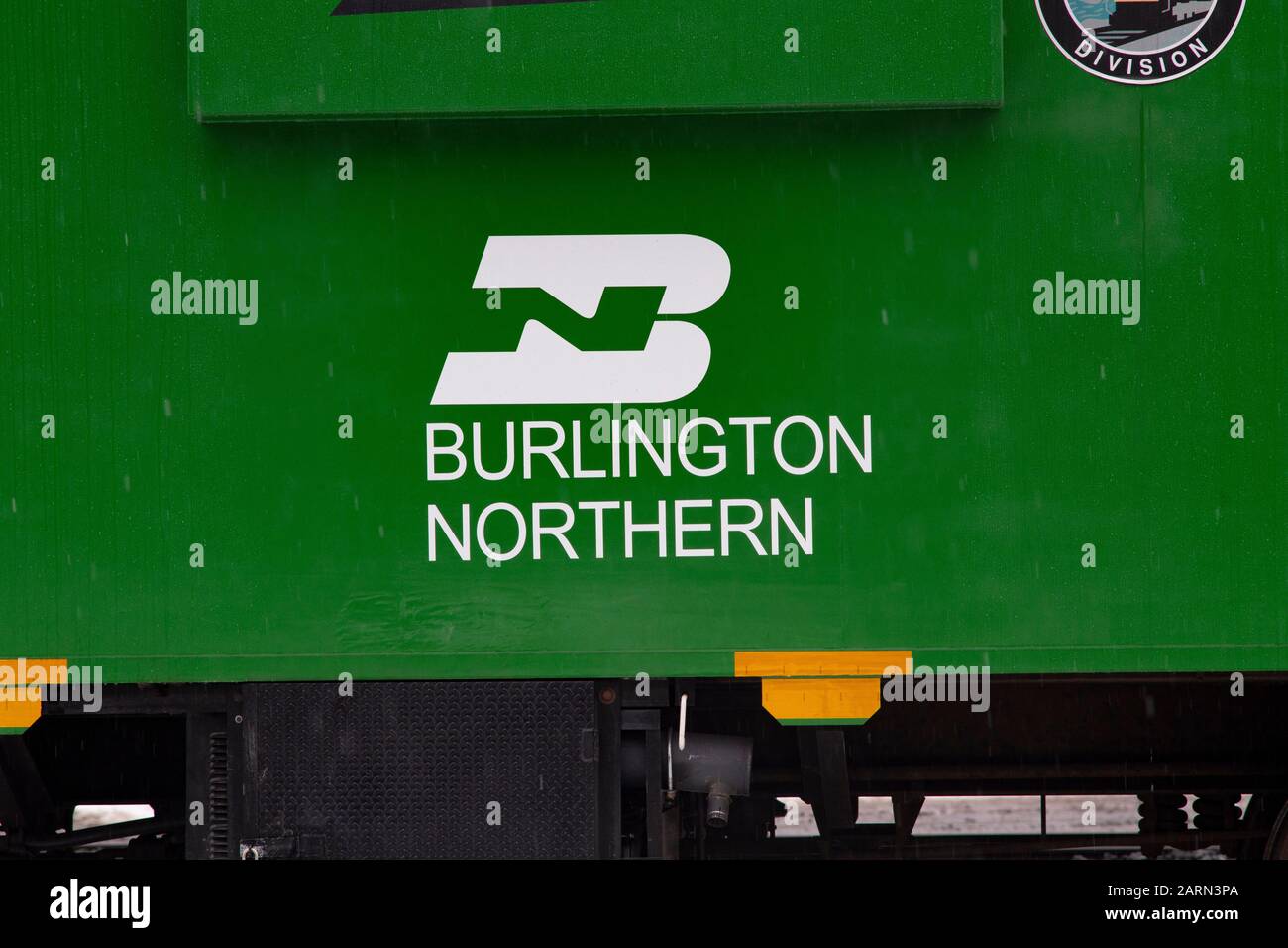 Das Burlington Northern Logo einer grünen Caboose der BNSF Railroad in