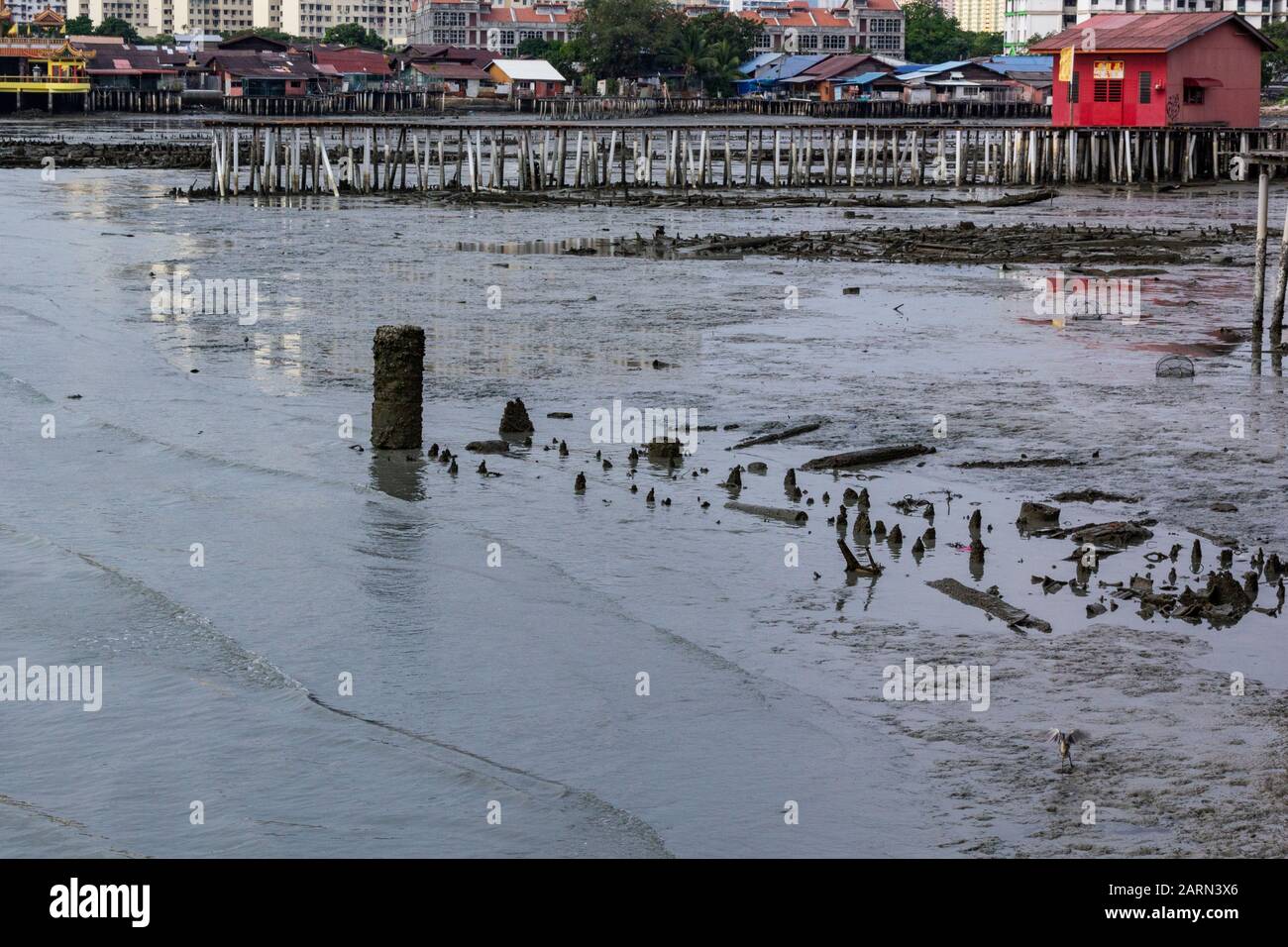 Clan Jetty Penang - das Gebiet, in dem die Clan-Stege in Penang einst mit Holzbohlen und Brennholz übersät waren. Einheimische sammelten die Planken und Konstrus Stockfoto