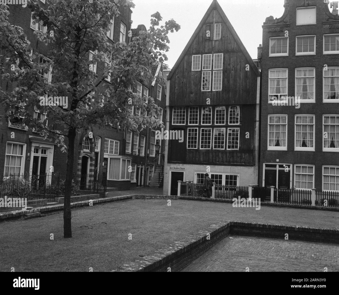 Außenansicht von Het Houten Huys, in dem sich die Stiftungskommission für Haushalts- und Familieninformationen in Amsterdam befindet, Außendatum: 11. Mai 1964 Standort: Amsterdam, Noord- Holland Stockfoto