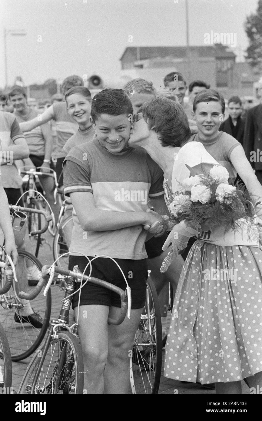 Fünfte Jugendrunde von Westbrabant startete in Rosendaal. Letztes Jahr erhält Sieger Klaus Ganssman einen Kuss vom Tourmiss Datum: 10. August 1960 Ort: Noord-Brabant, Roosendaal Schlüsselwörter: Runde Massen, Radfahrer-Personenname: Ganssman, Klaus Stockfoto